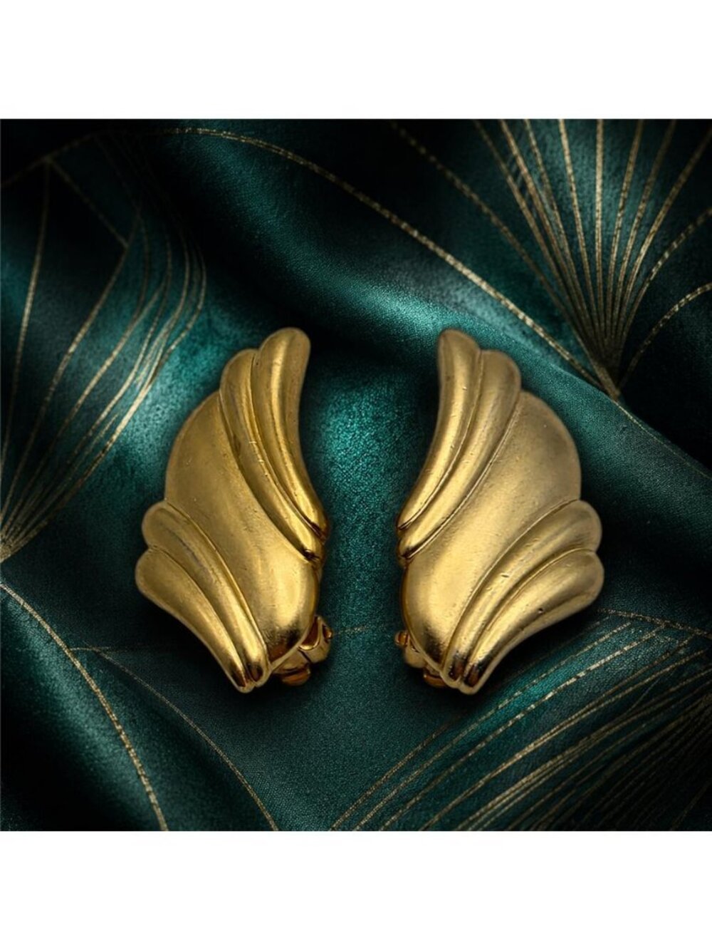 F.O. Inc Fernando Originals Gold Tone Sculptural Leaf Clip On Earrings Vintage